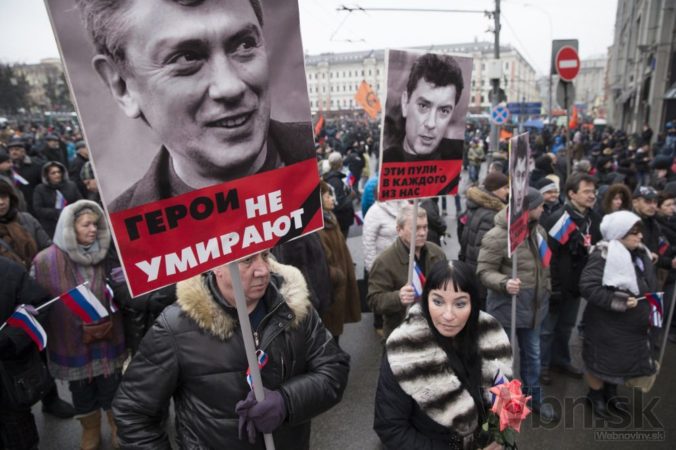 Moskvou pochodujú tisíce ľudí, ctia si pamiatku zavraždeného Nemcova