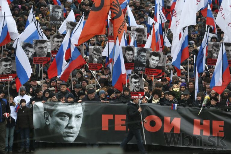Moskvou pochodujú tisíce ľudí, ctia si pamiatku zavraždeného Nemcova