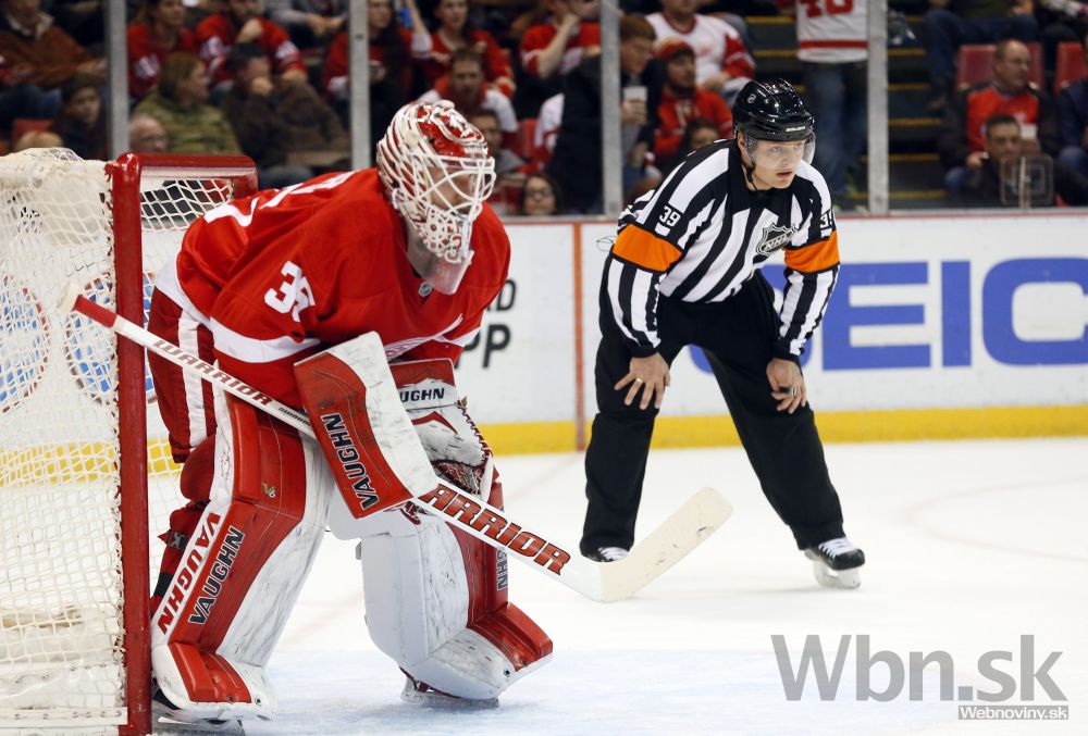 NHL má prvého ruského rozhodcu, v pondelok mal premiéru