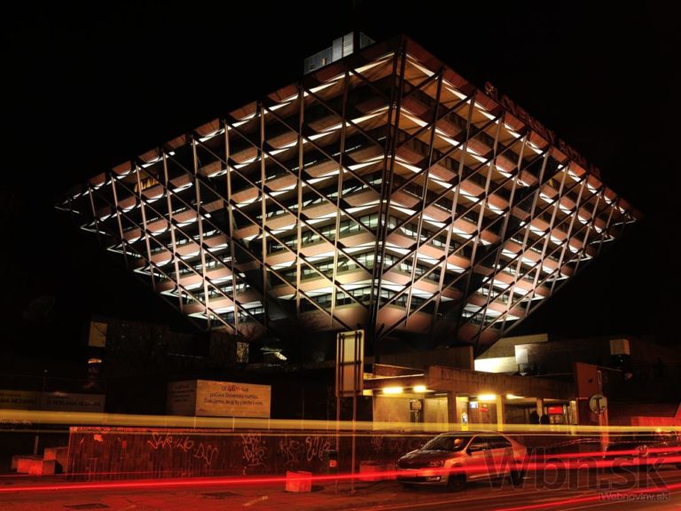 Obrátená pyramída sa rozsvietila, rozhlas slávi jubileum