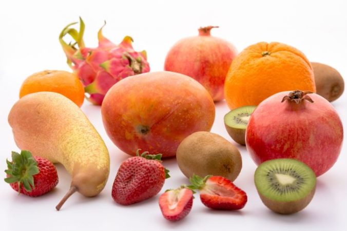 Ovocie, pomaranč, granátové jablko, vitamíny, jahody. kiwi