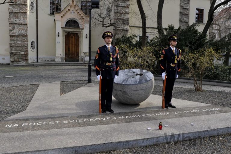 Prezident Kiska si pripomenul výročie sviečkovej manifestácie