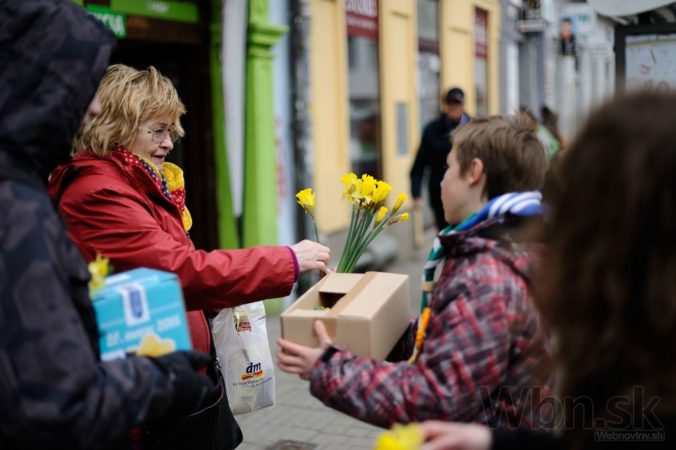 Slovenské ulice zaplavili žlté narcisy