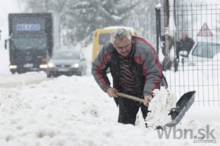 Snehové búrky sužujú Balkán, domácnosti sú bez elektriny