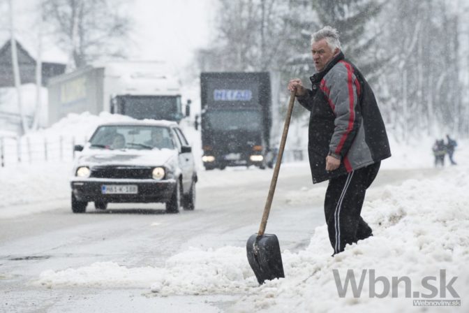 Snehové búrky sužujú Balkán, domácnosti sú bez elektriny