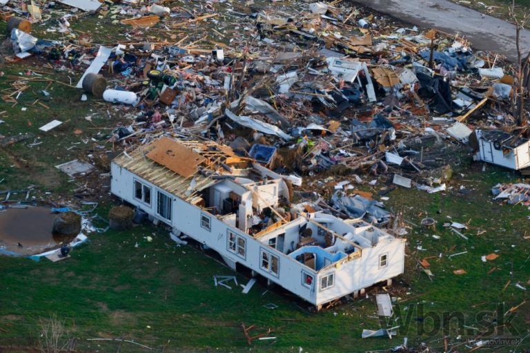 USA ničili tornáda, ulice sú posiate troskami