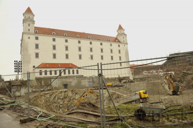 V areáli Bratislavského hradu majú postaviť garáže
