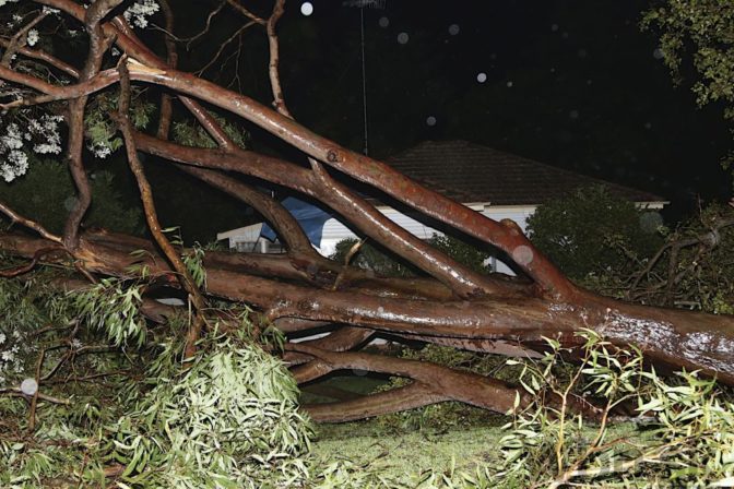 Austráliu bičuje silná búrka, vyžiadala si už niekoľko obetí