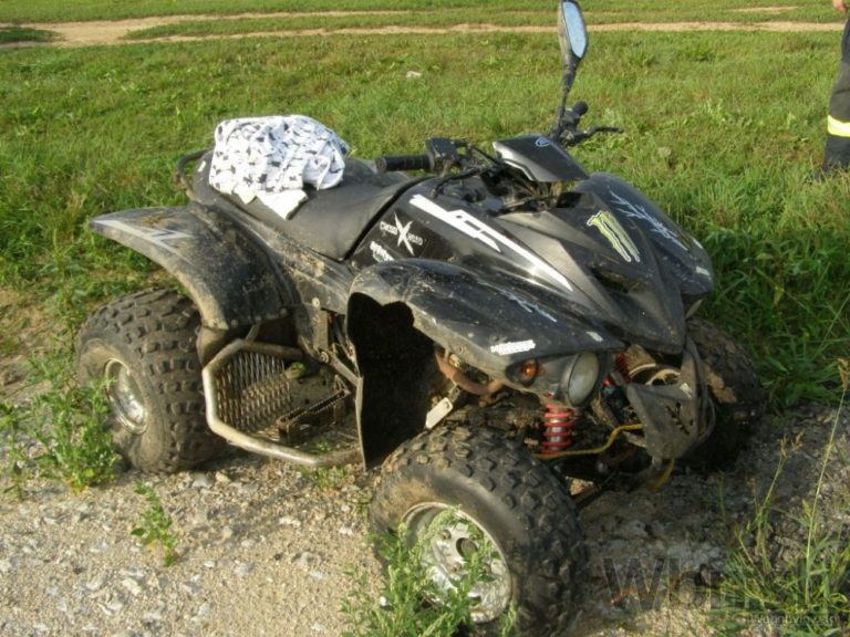 Chlapčeka zavalila štvorkolka, otec si musel odskočiť