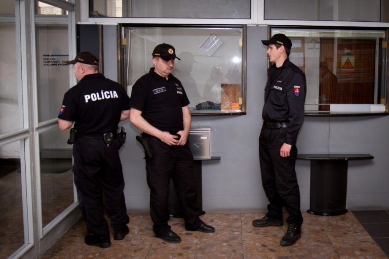 Do Váhostavu vtrhla polícia, prišli si pre dokumenty