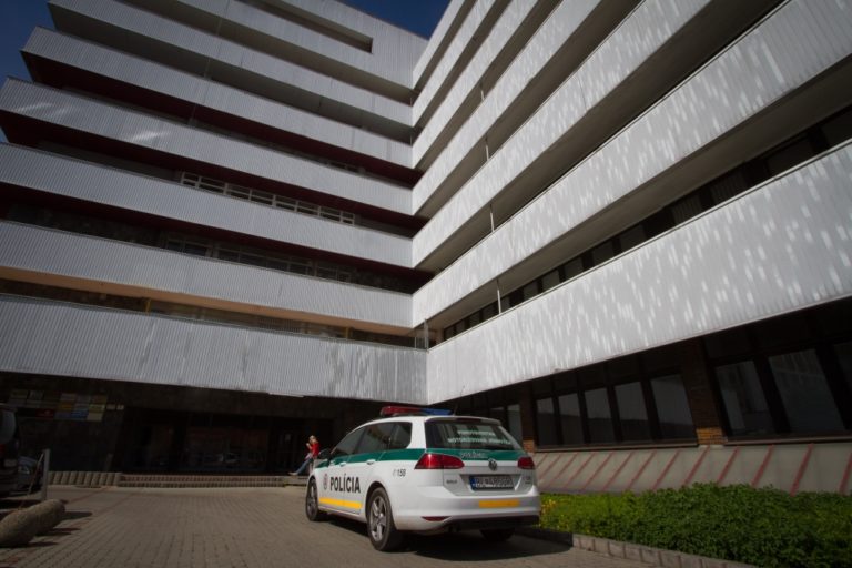 Do Váhostavu vtrhla polícia, prišli si pre dokumenty