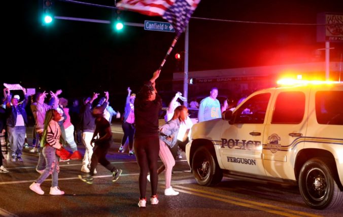 Ferguson čelil násilným nepokojom, nocou sa ozývala streľba