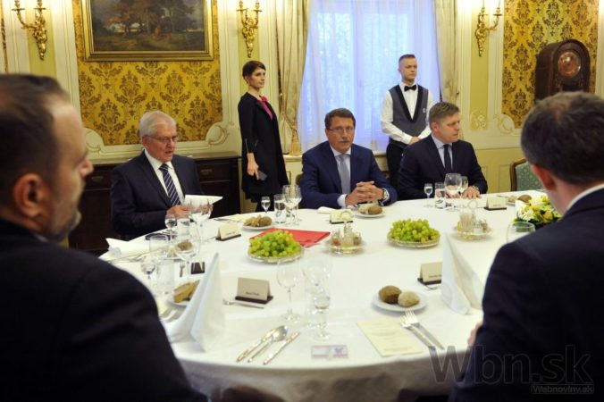 Fico sa stretol s predsedami krajov, Kotlebu nepozval