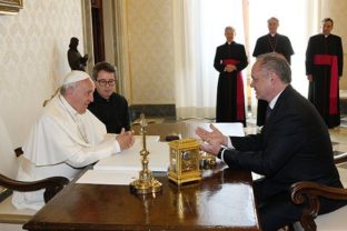 Kiska sa stretol s pápežom, daroval mu špeciálny darček