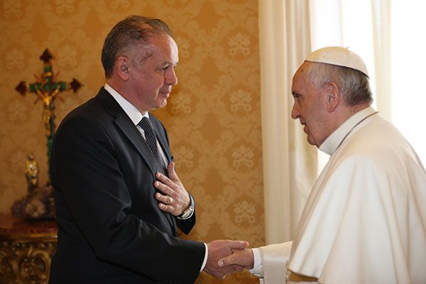 Kiska sa stretol s pápežom, daroval mu špeciálny darček