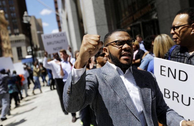 Maryland povolal národnú gardu, v Baltimore zúria nepokoje
