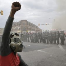 Maryland povolal národnú gardu, v Baltimore zúria nepokoje