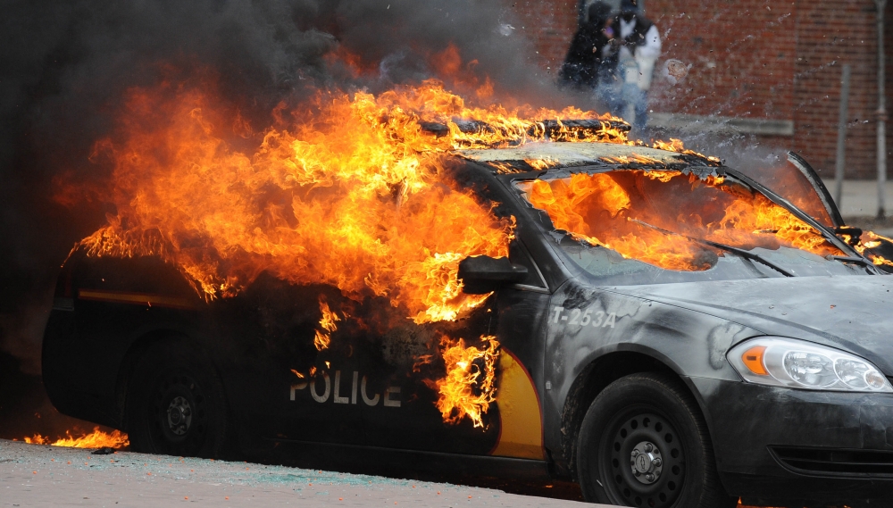 Maryland povolal národnú gardu, v Baltimore zúria nepokoje