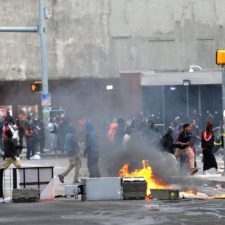 Maryland povolal národnú gardu, v Baltimore zúria nepokoje