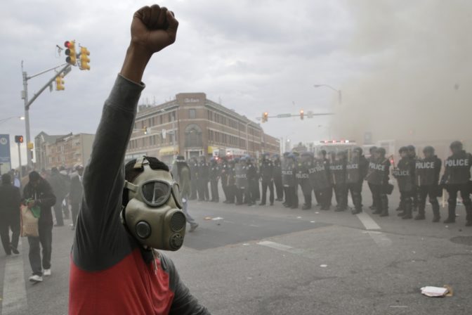 Maryland povolal národnú gardu, v Baltimore zúria nepokoje