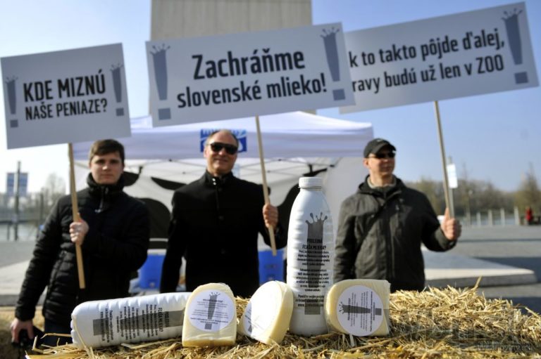 Mliekari rozdávajú symbolickú poslednú fľašu mlieka