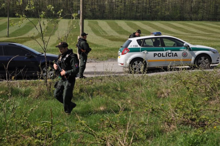 Muž chcel vystrieľať rodinu, ukrýval sa v lese pri Trnave