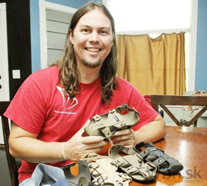 Muž navrhol jedinečné topánky, rastú spolu s nohou
