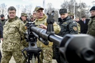 Na východe Ukrajiny môže vypuknúť vojna, varoval Porošenko