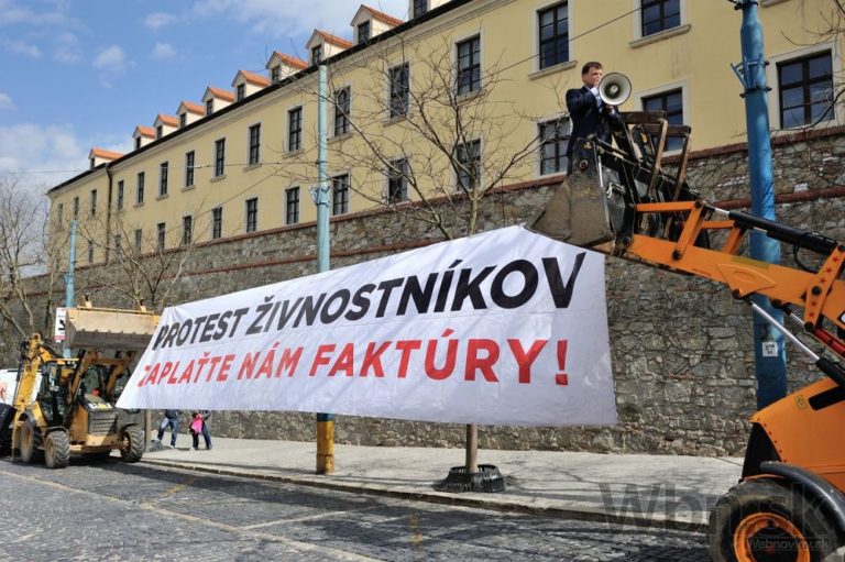 Poškodení veritelia Váhostavu protestovali pred parlamentom