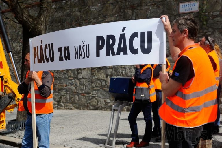 Poškodení veritelia Váhostavu protestovali pred parlamentom
