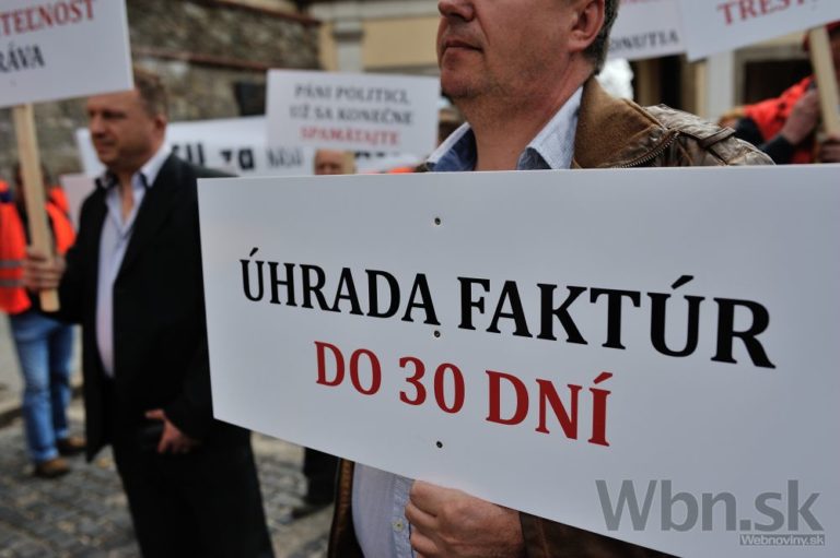 Poškodení veritelia Váhostavu protestovali pred parlamentom