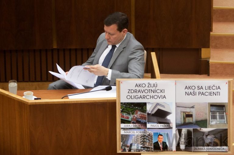 Poslanci mimoriadne rokujú o Čislákovi, preberú aj Váhostav