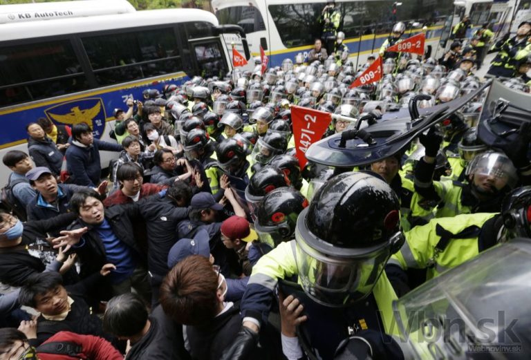 Príbuzní obetí trajektu Sewol sa búrili, polícia zakročila