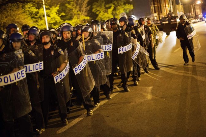 Proti policajnej brutalite v USA protestovali stovky ľudí