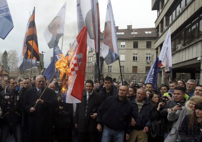 Šešelj spálil chorvátsku vlajku, musí sa vrátiť do Haagu