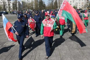 Skupina ruských áut na ceste slávy prechádza Poľskom