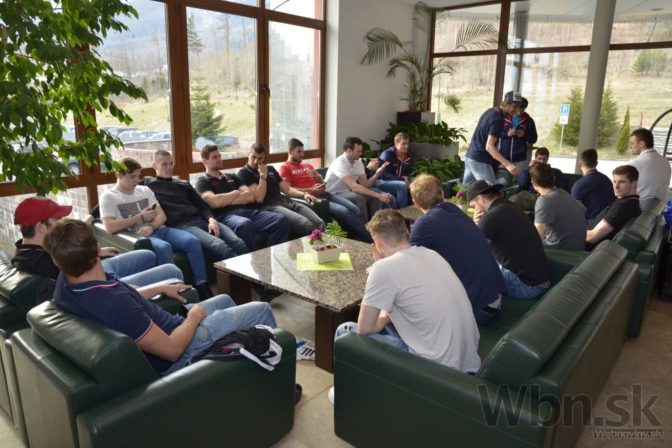 Slovenskí hokejisti sa stretli na zraze v Tatrách