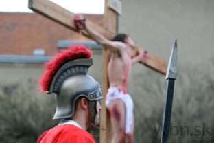 Smrť Ježiša si kresťania pripomenuli nesením krížov mestom