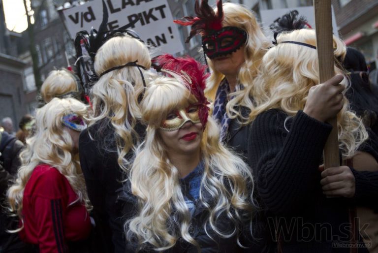Za červené výklady Amsterdamom pochodovali stovky ľud