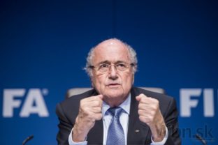 Blatter bude mať o súpera menej, Van Praag podporí princa