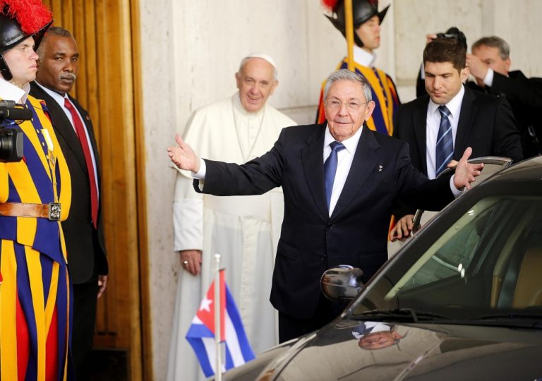 Castro zvažuje návrat k cirkvi, očaril ho pápež