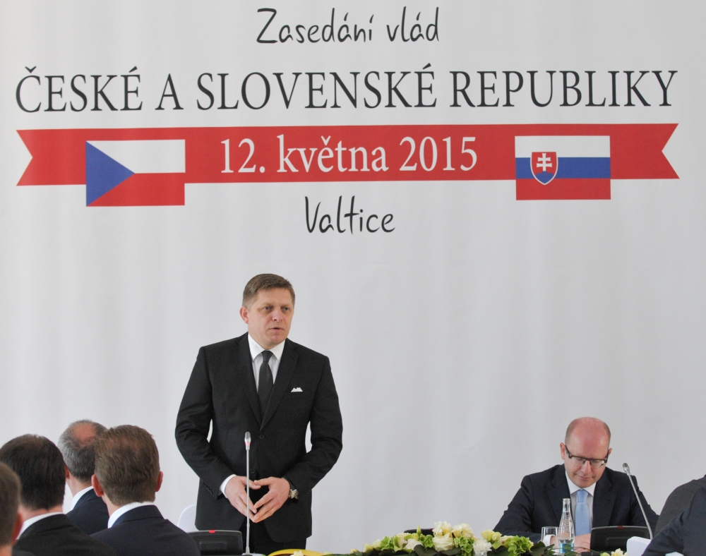Fico rokuje s českou vládou, zasadli vo Valticiach