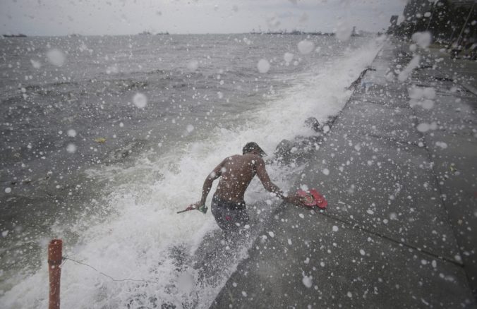 Filipíny zasiahol silný tajfún, presunie sa k Japonsku