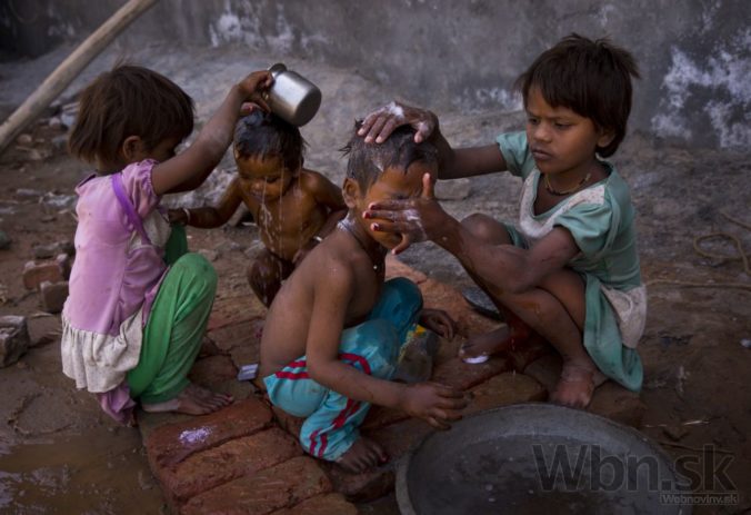 Indiu sužujú extrémne horúčavy, zabili už vyše tisíc ľudí