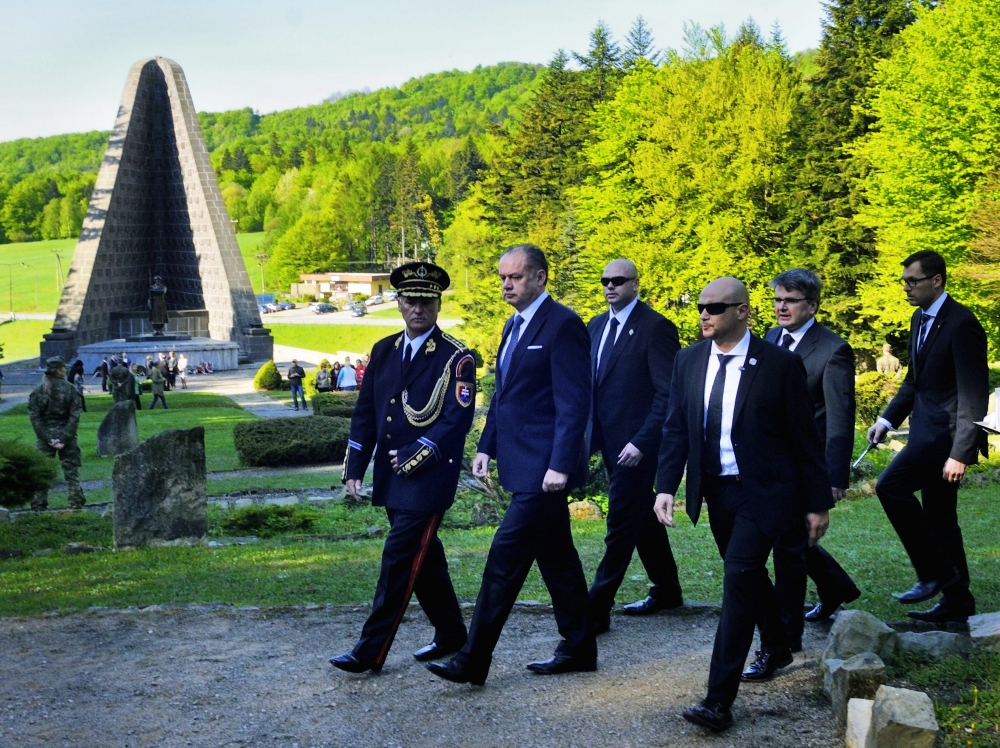 Kiska zapaľuje sviečky padlým vojakom, žiada o to aj občanov