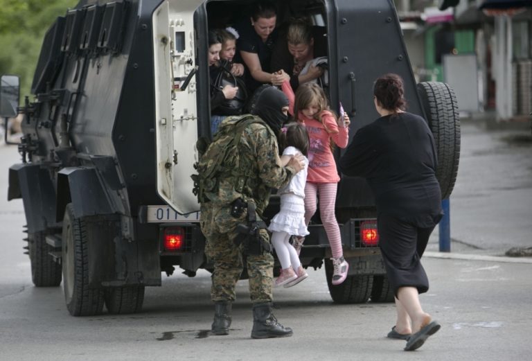 Kumanovo obsadili ozbrojenci, s políciou mali prestrelku