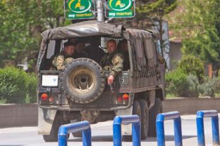 Kumanovo obsadili ozbrojenci, s políciou mali prestrelku