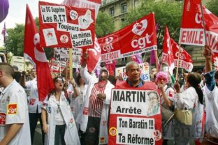 Lekári vo Francúzsku štrajkujú proti dlhšej pracovnej dobe