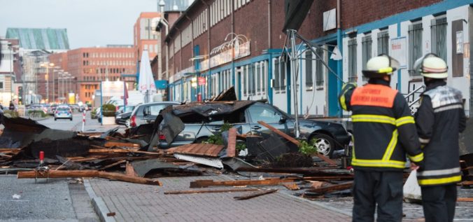 Nemecko zasiahla silná búrka, tornádo odnášalo domy i autá