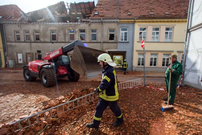 Nemecko zasiahla silná búrka, tornádo odnášalo domy i autá